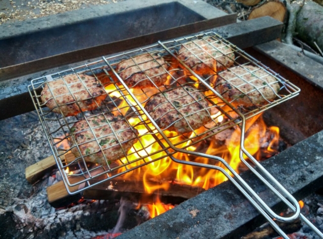 Hovězí maso do burgeru na ohni grilované