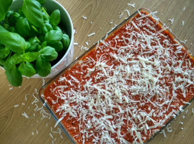 Vrstvení lasagne alla bolognese