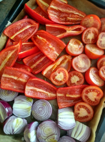Pečení paprik, rajčat a cibule